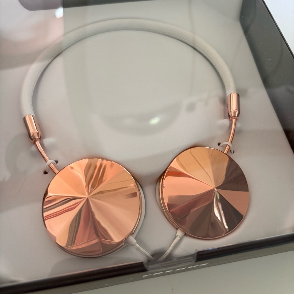 NWT FRENDS Taylor Wireless Headphones - Picture 9 of 9